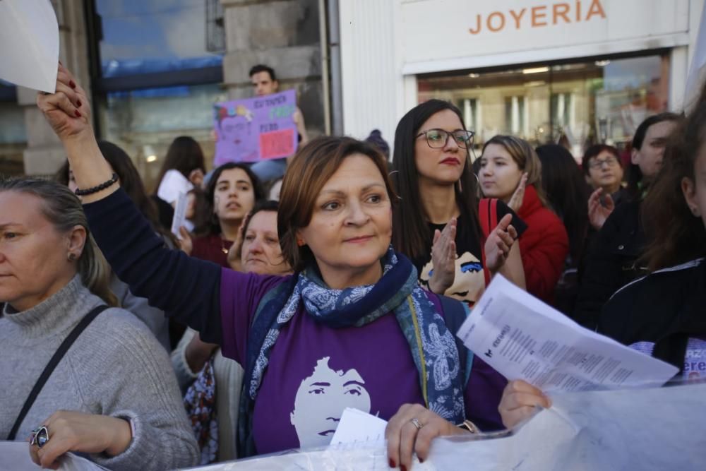 La "marea morada" recorre el centro de Vigo en el 8M