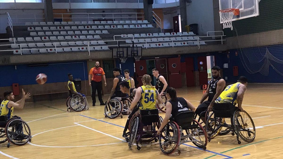 Un jugador del Gran Canaria lanza a canasta durante el partido ante el Mideba.