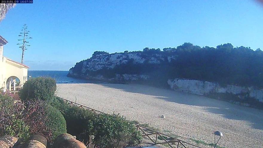 Stahlblaues Himmel über der Cala Romántica am Montagnachmittag (29.1.).