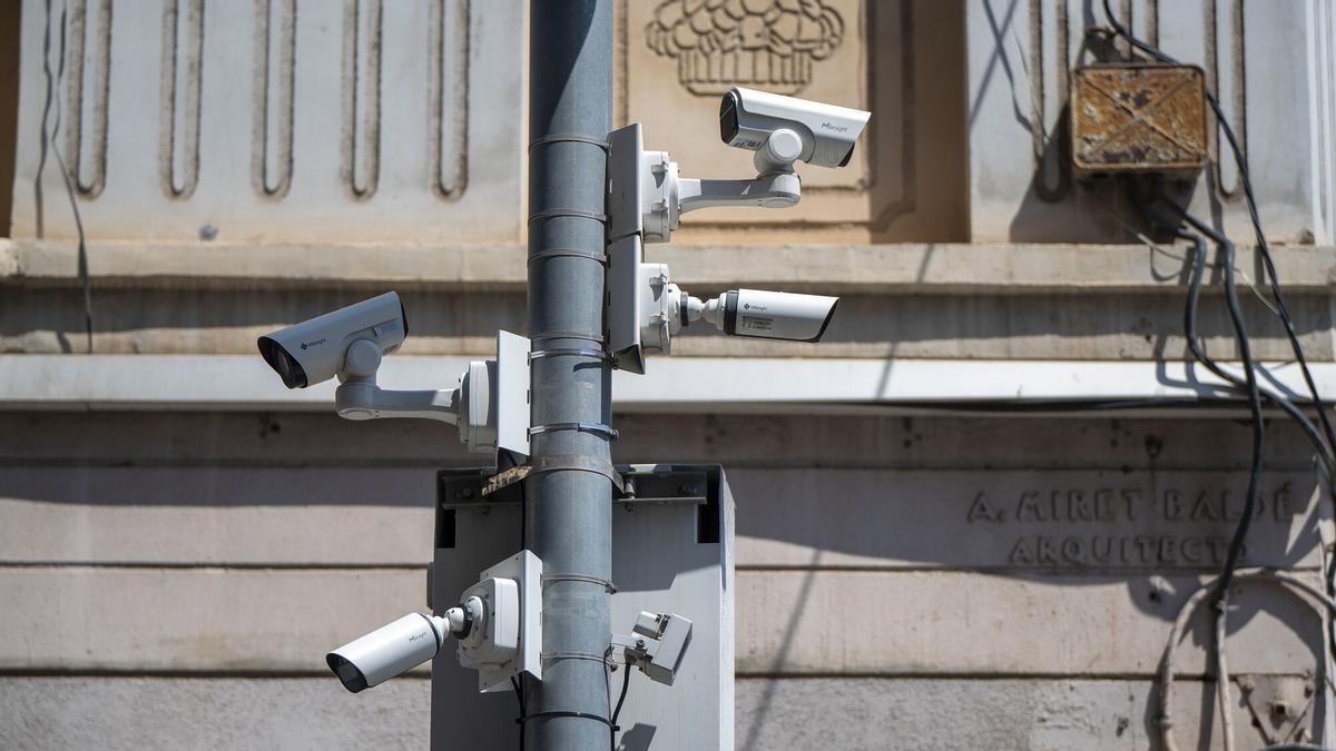 Cámaras de vigilancia para la detección de matrículas de coche en una de las zonas de la plaza Española de l’Hospitalet de Llobregat