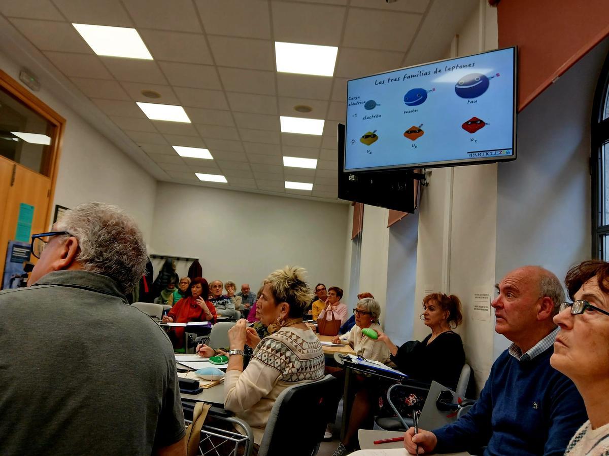 Alumnos de las Aulas de la Experiencia de la UPV-EHU, en clase de Sociedad, Ciencia y Tecnología, el miércoles de la semana pasada.