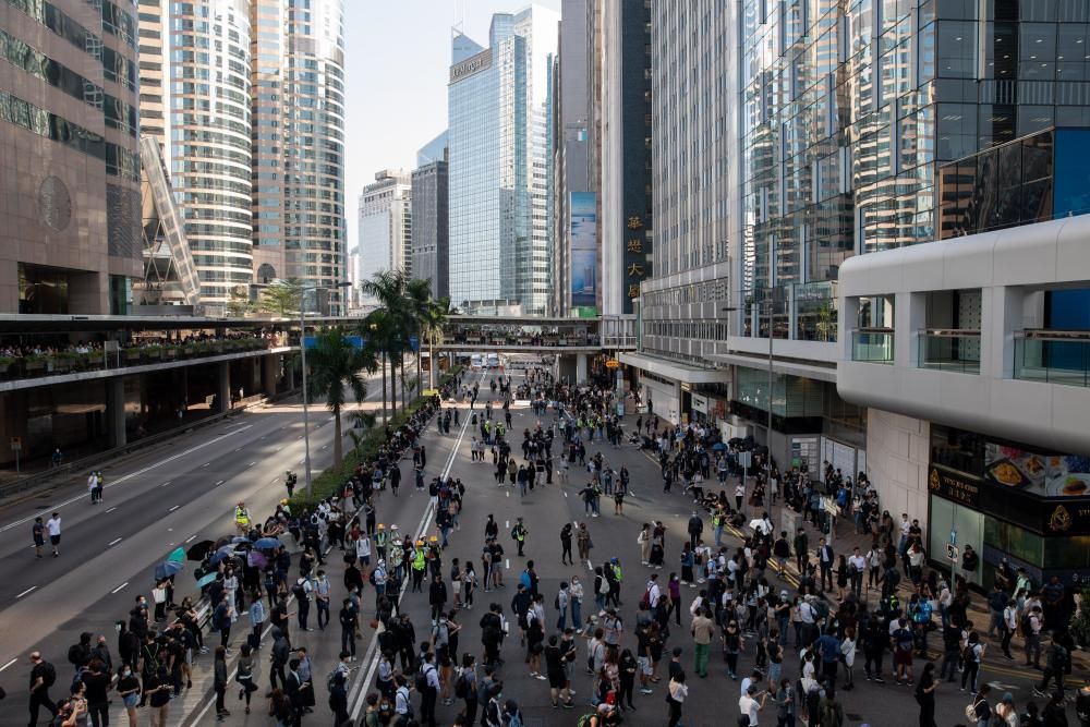 La violencia marcó este lunes una intensa jornada de huelga convocada por el movimiento de protesta hongkonés.