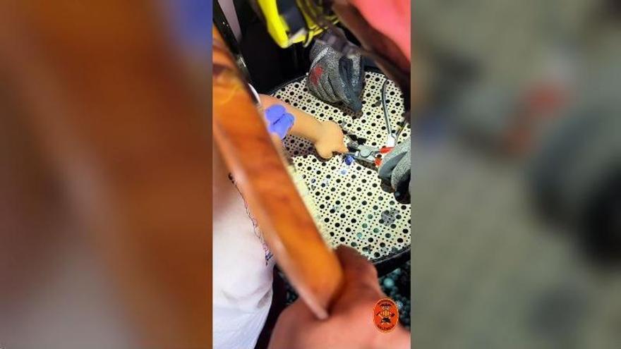 Los bomberos liberan el dedo a una niña pequeña