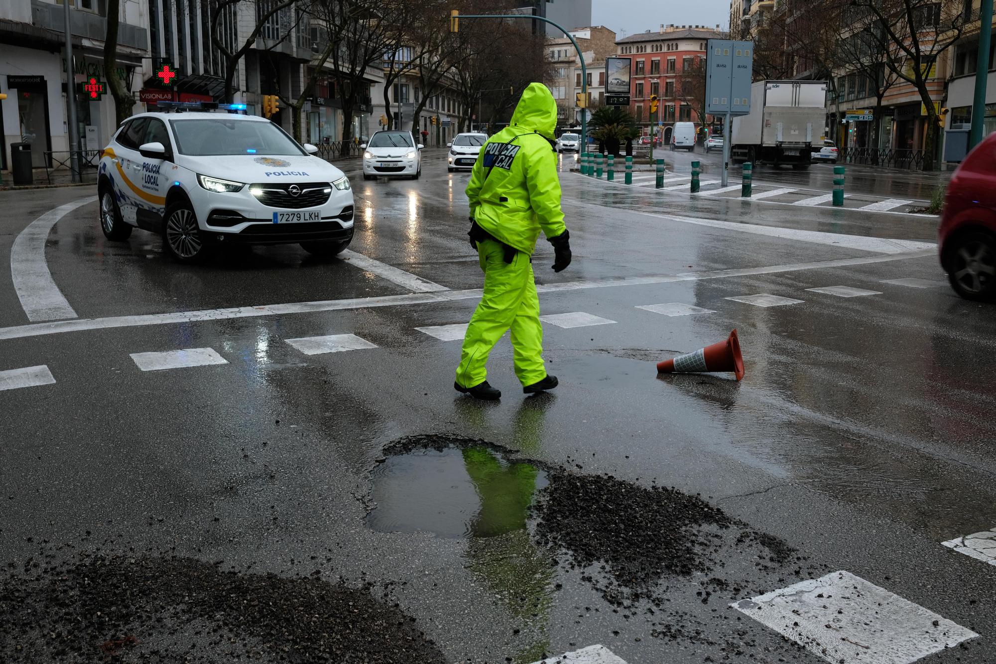 FOTOS | Socavones en las Avenidas y en el Paseo Marítimo de Palma