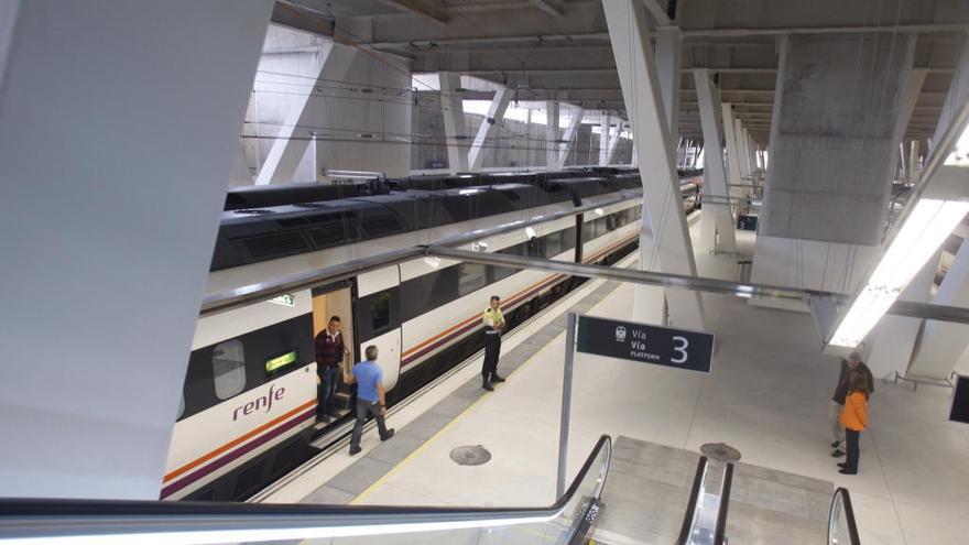 Un tren en la estación de Urzáiz, en Vigo. // S.S.