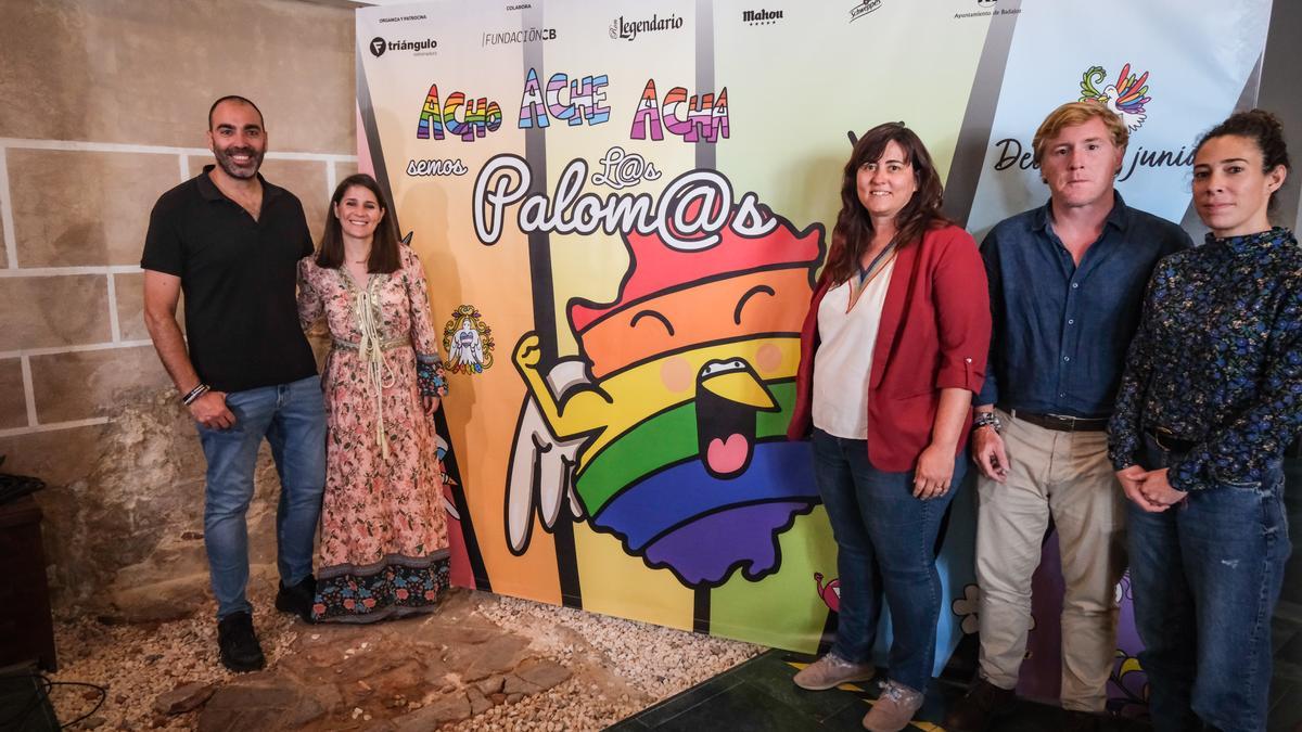 Gil Rosiña y Gragera posan junto al cartel de Los Palomos con la presidenta de Fundación Triángulo y otros miembros de la organización, este lunes en Badajoz.
