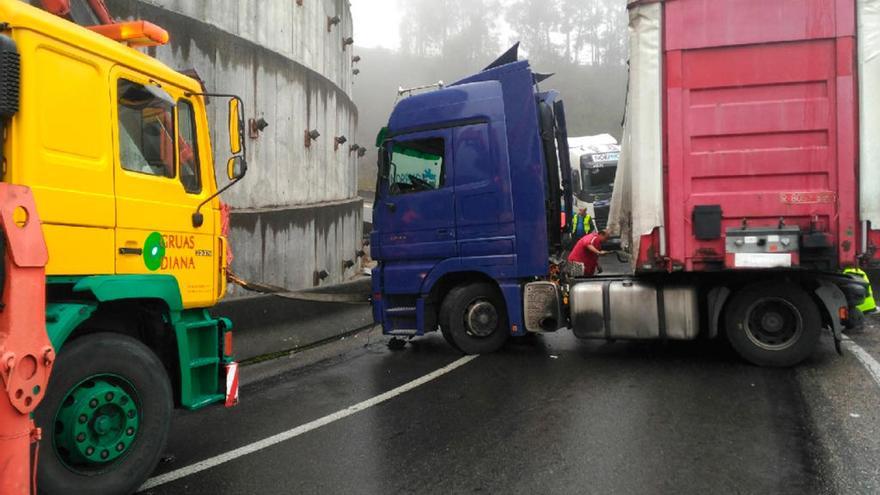 El camión accidentado en la AP-9 // FDV