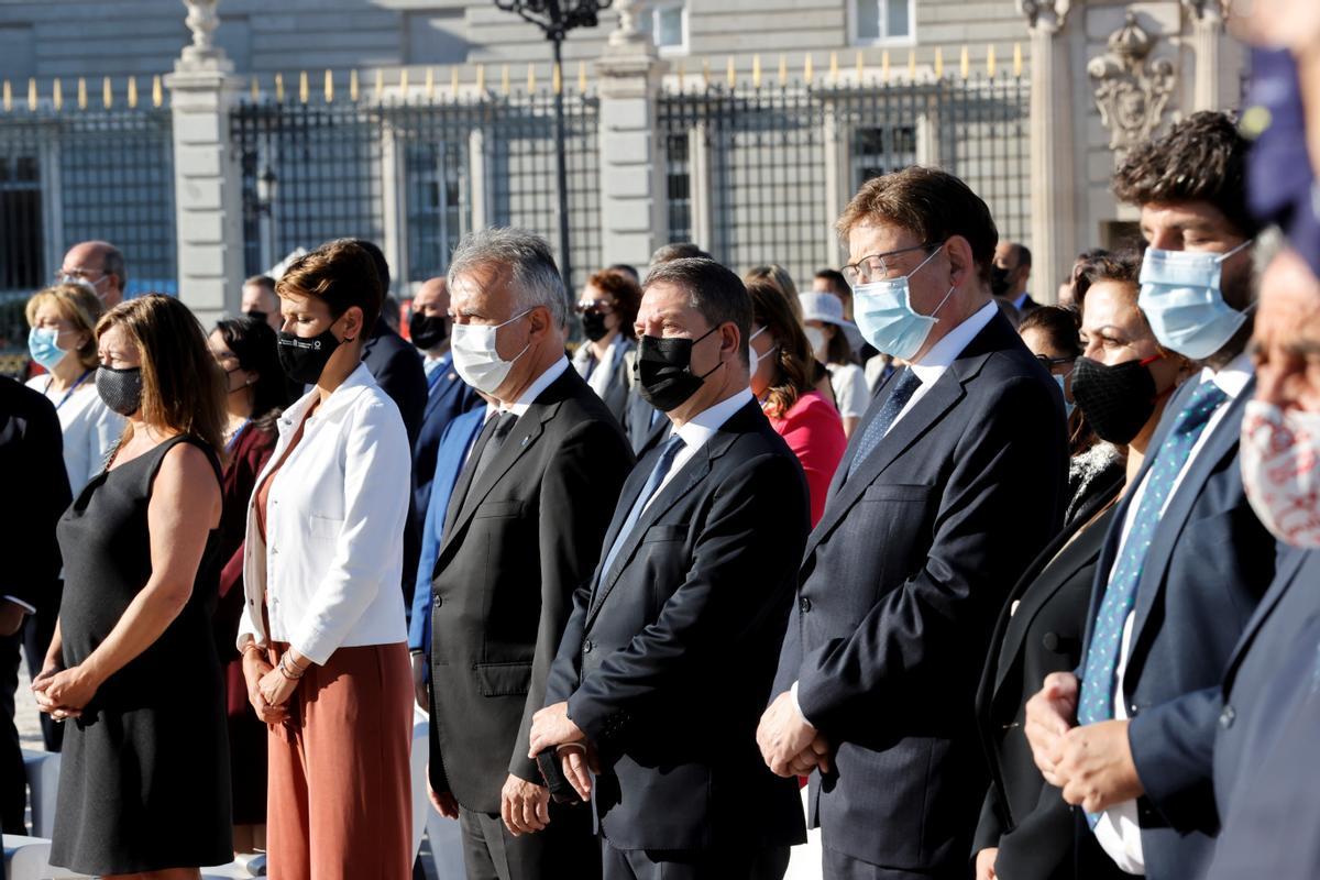 Los presidentes de Baleares, Francina Armengol (i); Navarra, María Chivite (2i); de Canarias, Ángel Víctor Torres (3i); de Castilla-La Mancha, Emiliano García-Page (5d); de Valencia, Ximo Puig (4d); de La Rioja, Concha Andreu (3d); de Murcia, Fernando López Miras (2d), y de Cantabria, Miguel Ángel Revilla, asisten al acto de homenaje de Estado a las víctimas de la pandemia del covid-19, el pasado 15 de julio de 2021 en el patio de la Armería del Palacio Real de Madrid.