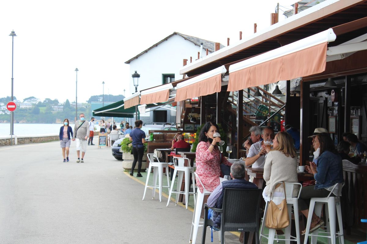 Ambiente en las terrazas ubicadas en el puerto de la localidad castropolense, habitual zona de paseo de locales y foráneos. | T. Cascudo