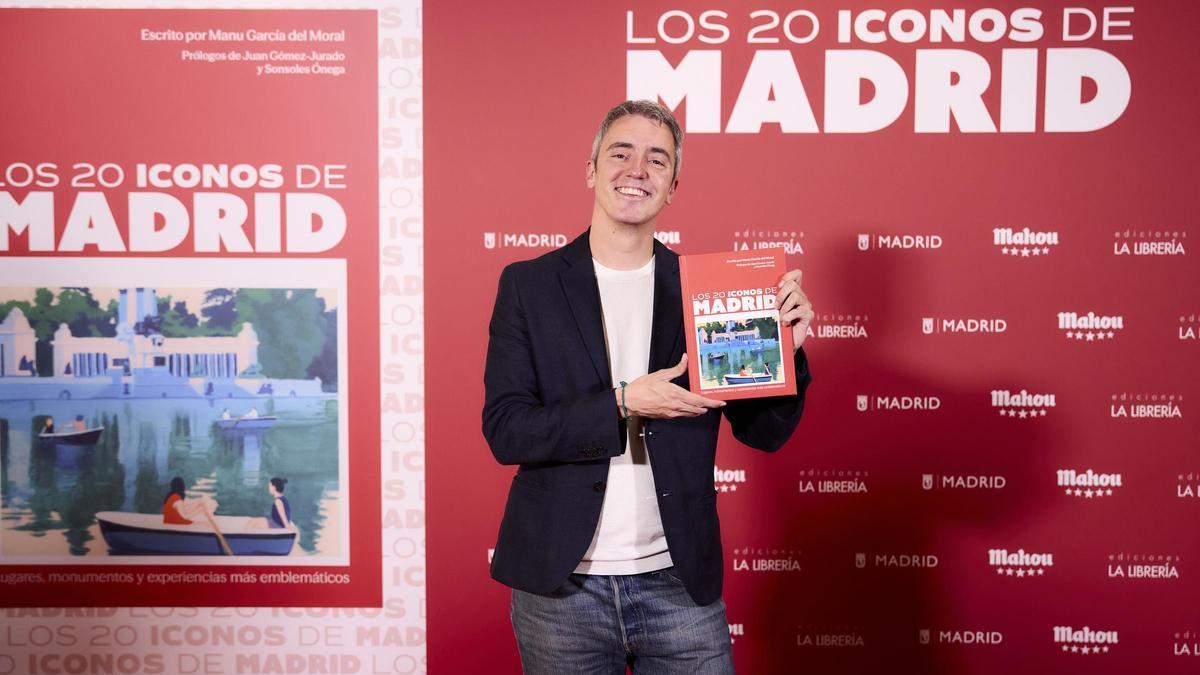 Manuel García del Moral posa con 'Los 20 iconos de Madrid', el libro que recorre los símbolos monumentales y cotidianos que mejor explican la esencia plural de la capital.