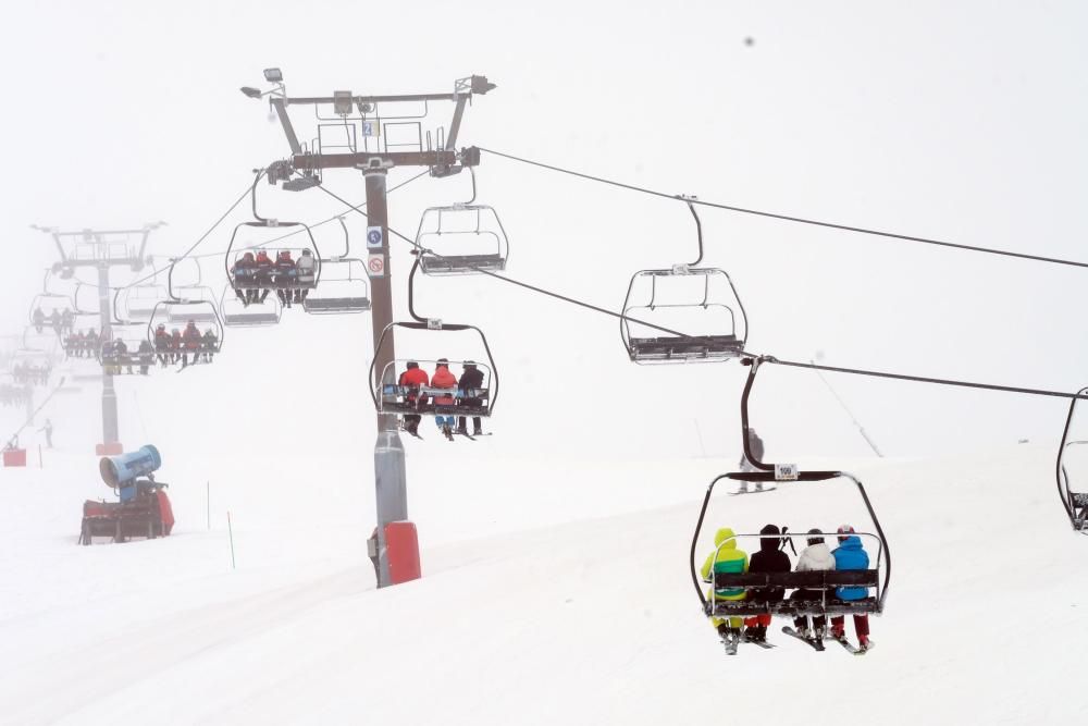 Multitud de esquiadores en Pajares en el domingo tras el temporal de nieve.