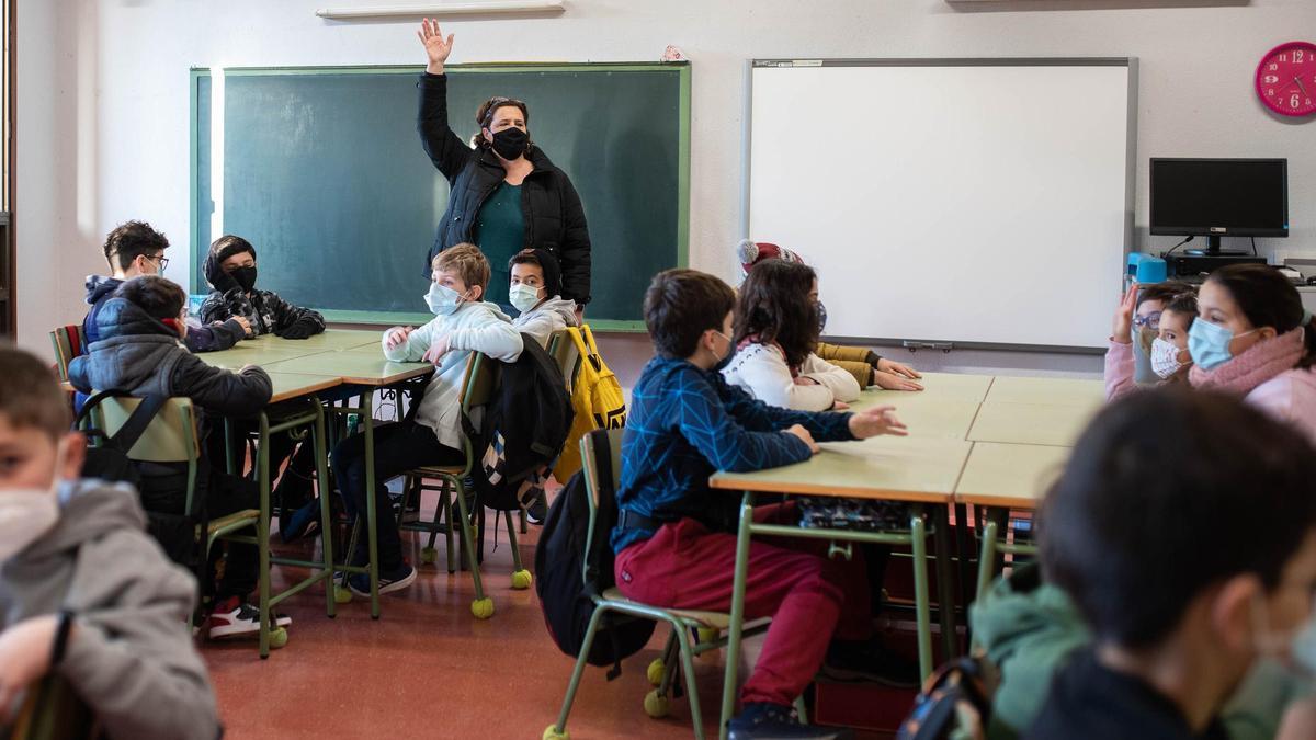 Docente en una clase en una imagen de archivo.