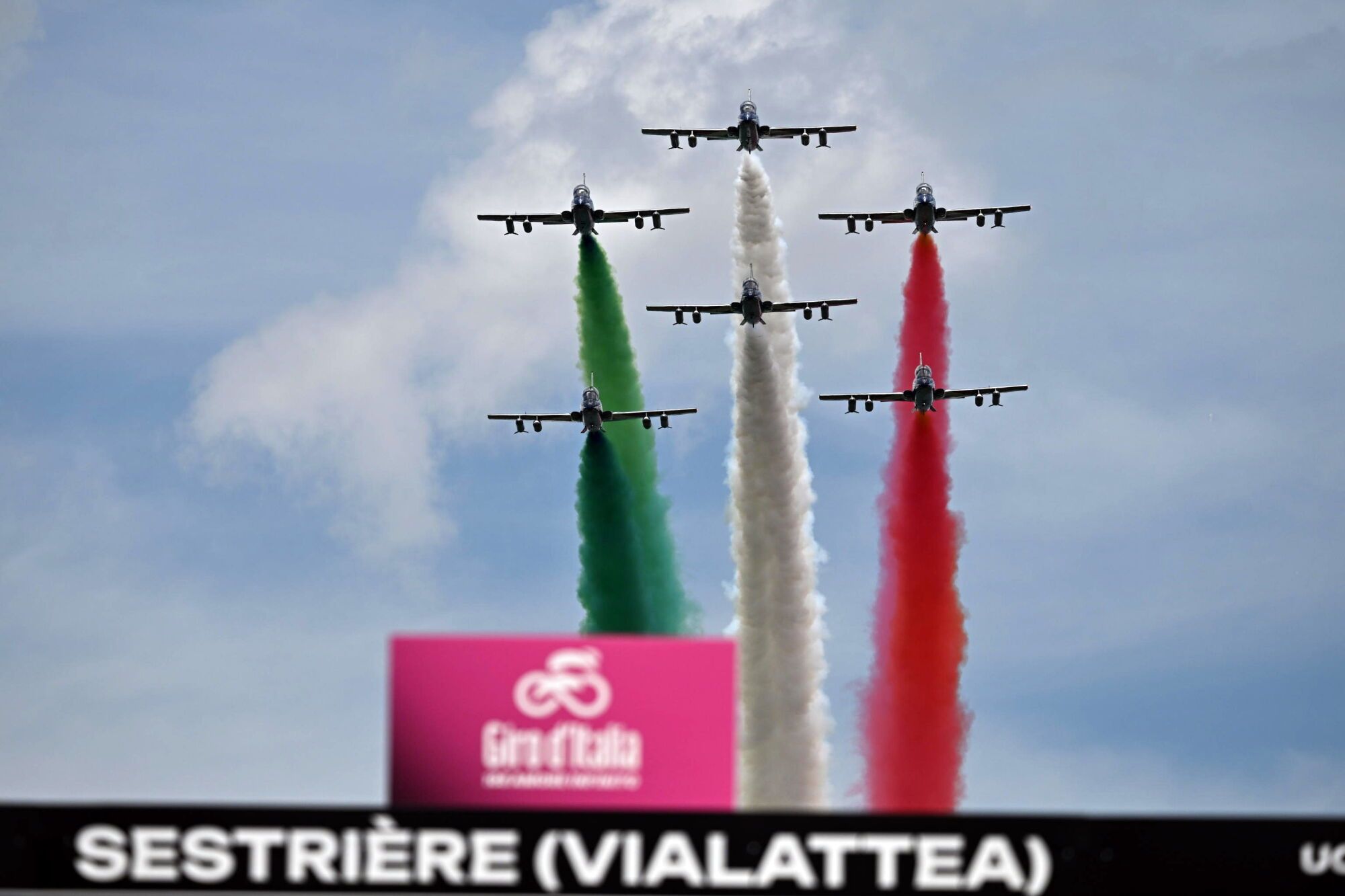 Sestriere (Italy), 31/05/2025.- The Frecce Tricolori, the official aerobatic team of the Italian Air Force, aircraft perform over the finish line of 20th stage of the Giro d'Italia cycling race over 205 km from Verres to Sestriere, 31 May 2025. (Ciclismo, Italia) EFE/EPA/LUCA ZENNARO