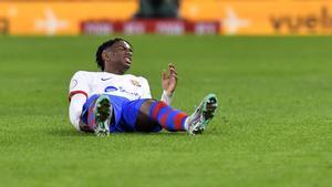 Balde se lamenta tras la lesión que sufrió en la primera parte del Athletic-Barça en San Mamés.