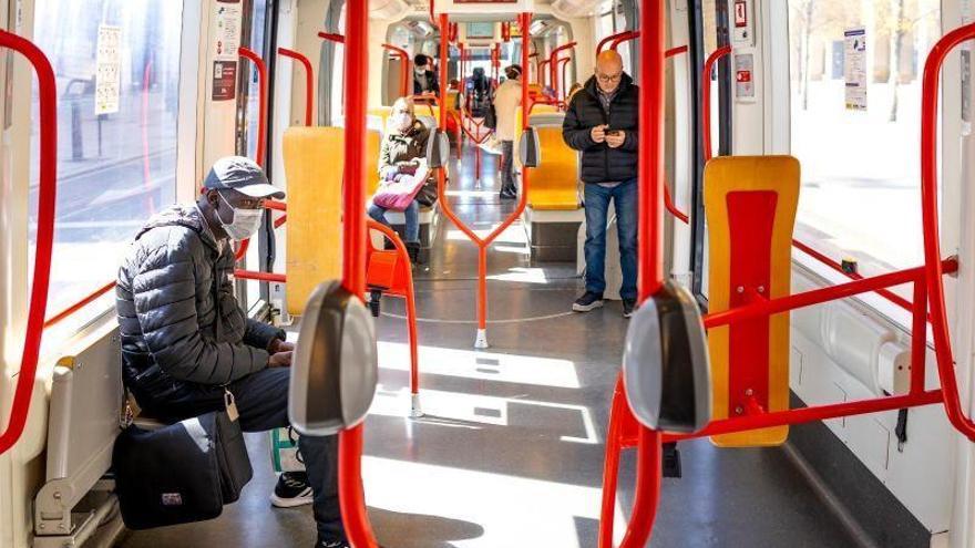 Los usuarios de autobús y el tranvía puede ocupar todas las plazas sentadas desde este lunes