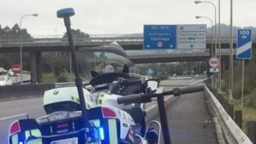 Una mujer con un patinete eléctrico cruza la AP-9 en Pontevedra y salta la mediana