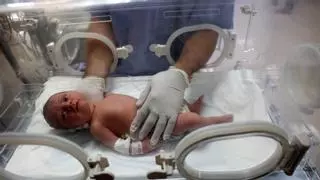 Un bebé, rescatado del útero de su madre muerta tras un bombardeo israelí en la Franja de Gaza