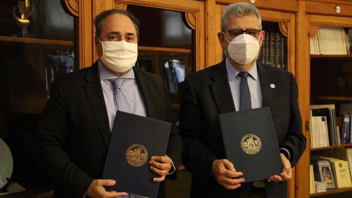 El rector de la Universidad de Zaragoza, José Antonio Mayoral, y el director general de Telefónica Este, José Manuel Casas.