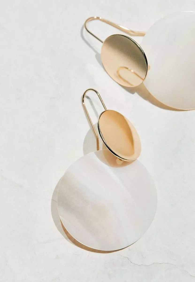Los pendientes de invitada más bonitos: descubre 6 modelos primaverales de Stradivarius para todo tipo de eventos 7 Moncloa Pendiente doble circulo de Stradivarius