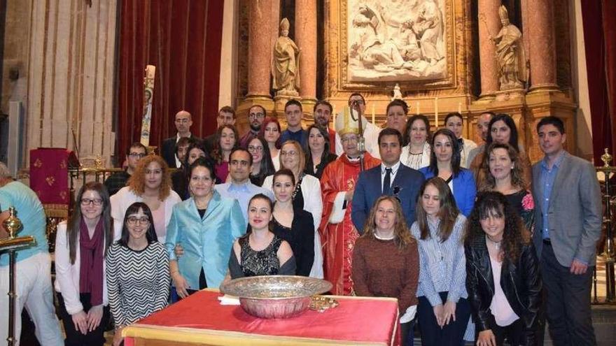 El obispo confirma a 41 zamoranos en la Catedral