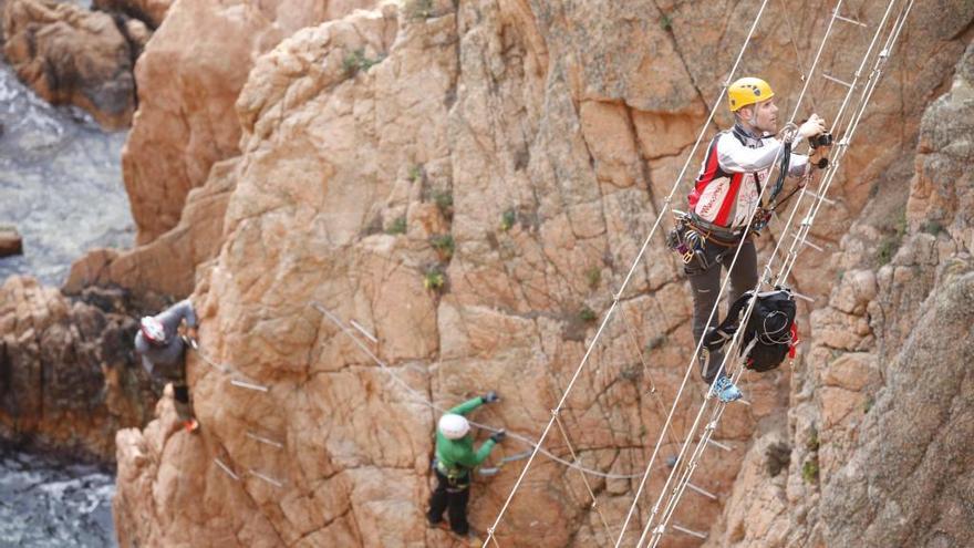 Usuaris fent la via ferrata de Sant Feliu de Guíxols, foto d&#039;arxiu.