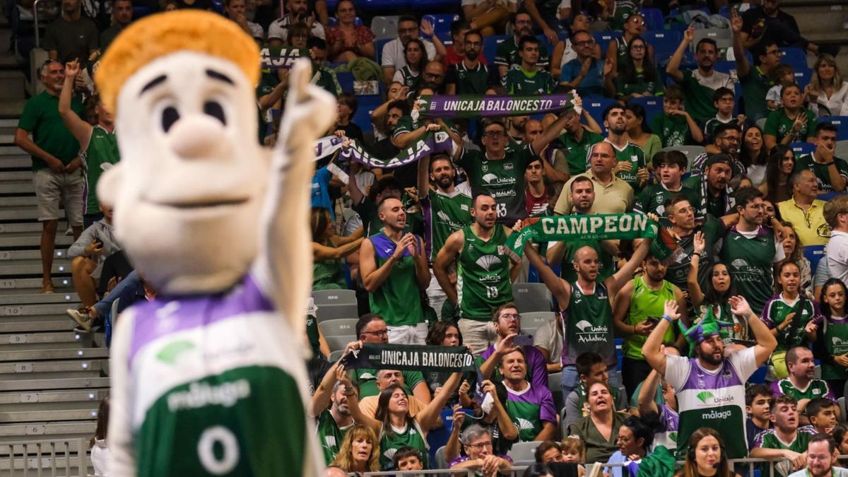 Chicui anima a la afición del Unicaja, durante el partido del pasado domingo contra el Gran Canaria. | GREGORIO MARRERO