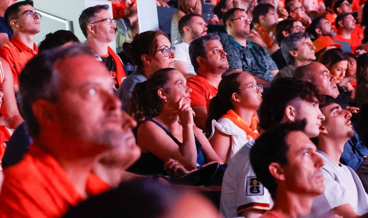 Búscate en la galería de Super: Así se vivió el Barça–Valencia Basket en el Roig Arena