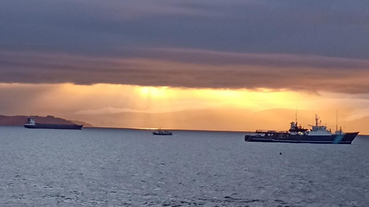 La patrullera de Aduanas fondeó junto a la isla.