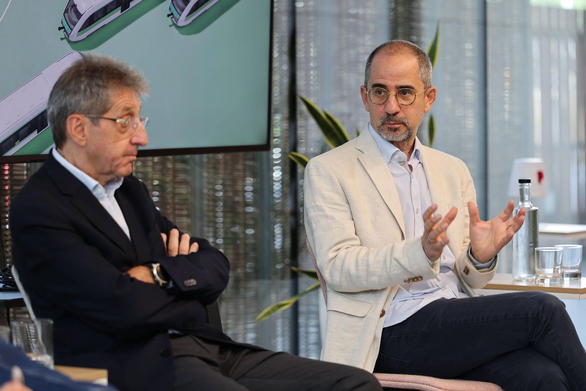 Humberto López y Manuel Valdés participan en la Mesa redonda sobre transporte público organizada por El Periódico.