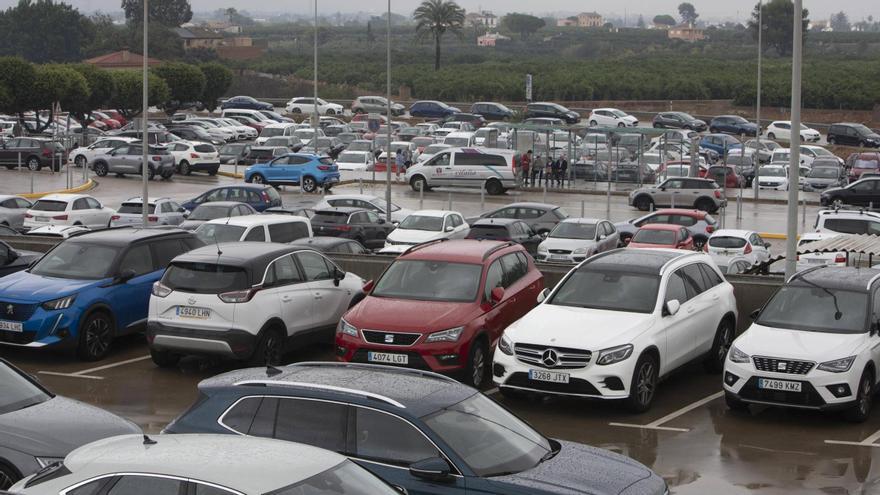 Vehículos estacionados en las inmediaciones del hospital comarcal en una imagen de archivo.