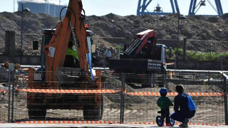 La obra de canalización del río A Tripeira sigue en la playa y va cumpliendo las previsiones.  // Iñaki Abella