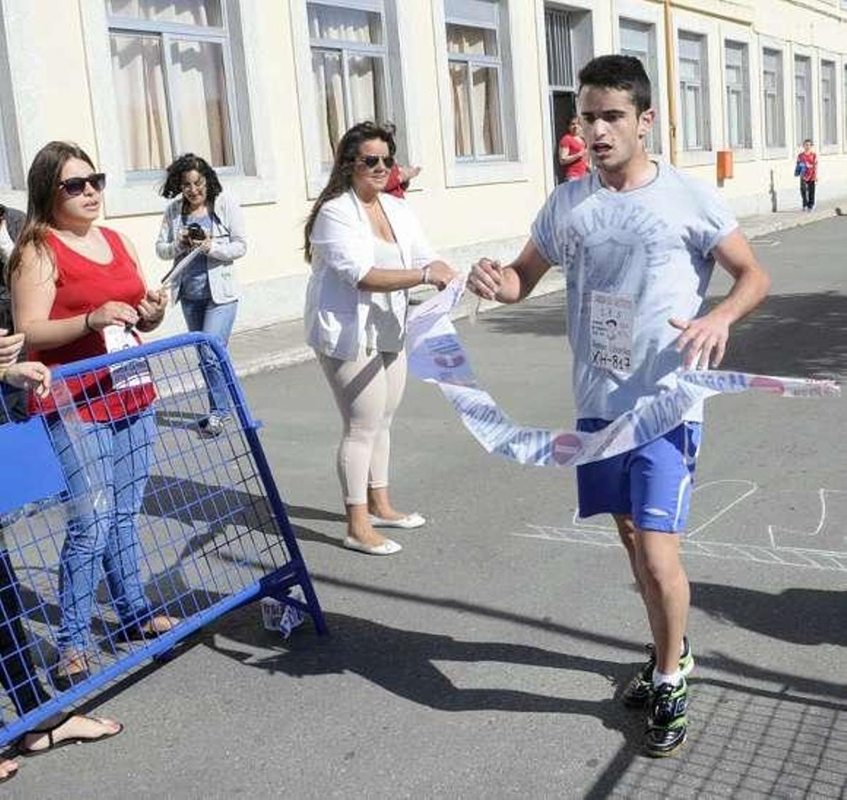 Las calles de Cambados presencian la carrera que hermana dos institutos