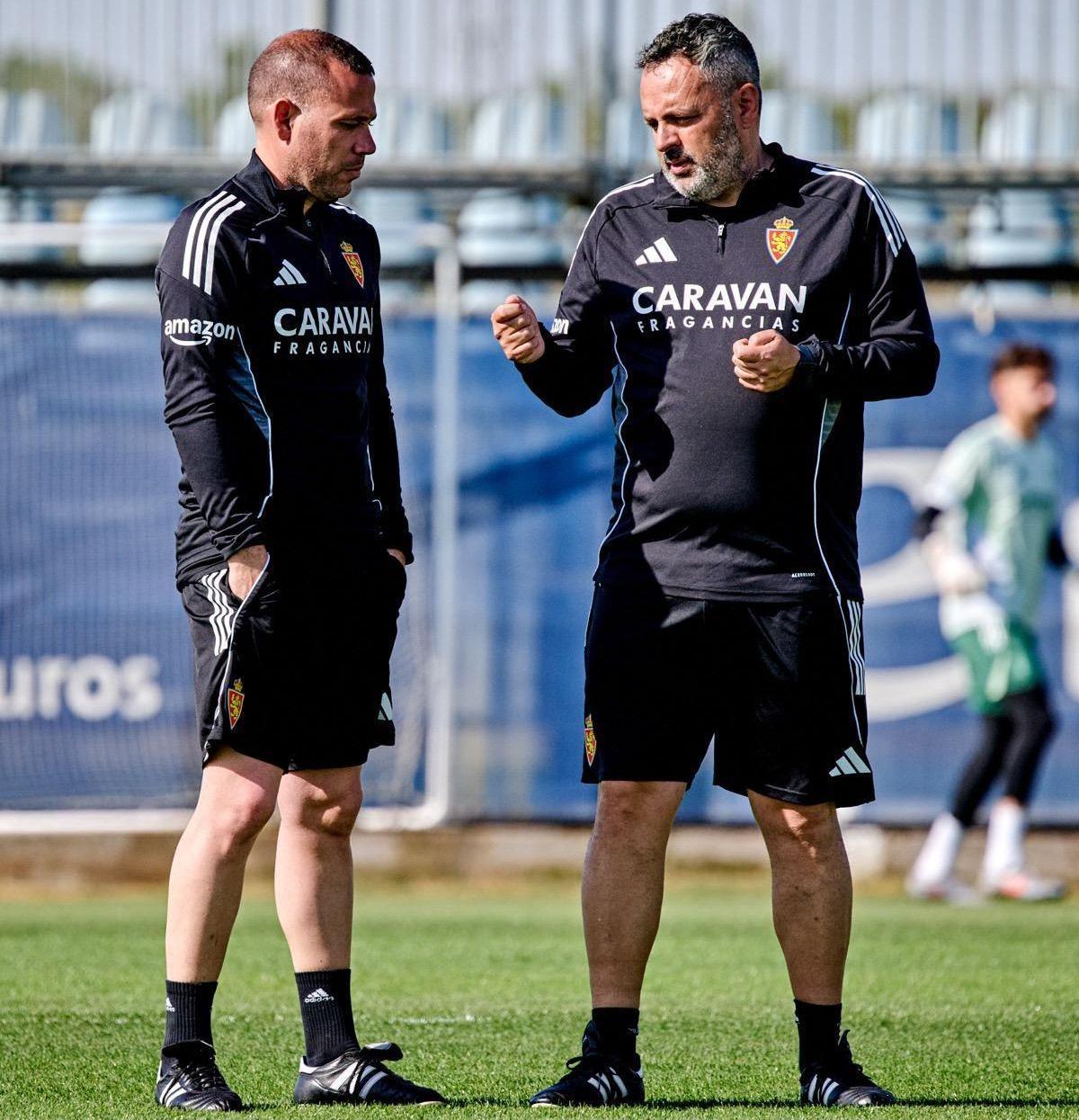 Quique García, a la izquierda, junto a David Navarro durante el entrenamiento de este martes.