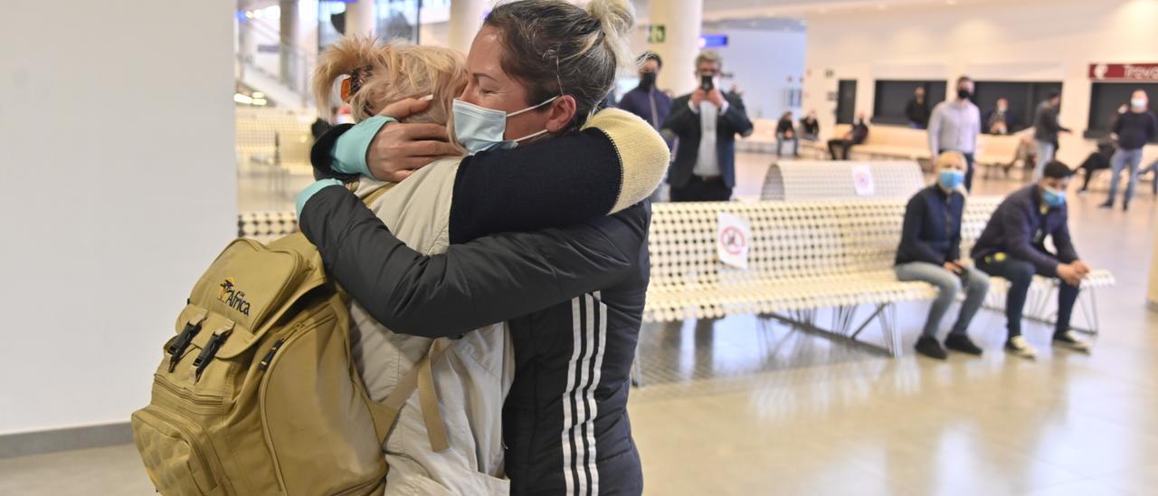 Una ciudadana ucrania llega al aeropuerto de Castellón tras huir de la guerra, en una imagen de la pasada primavera.