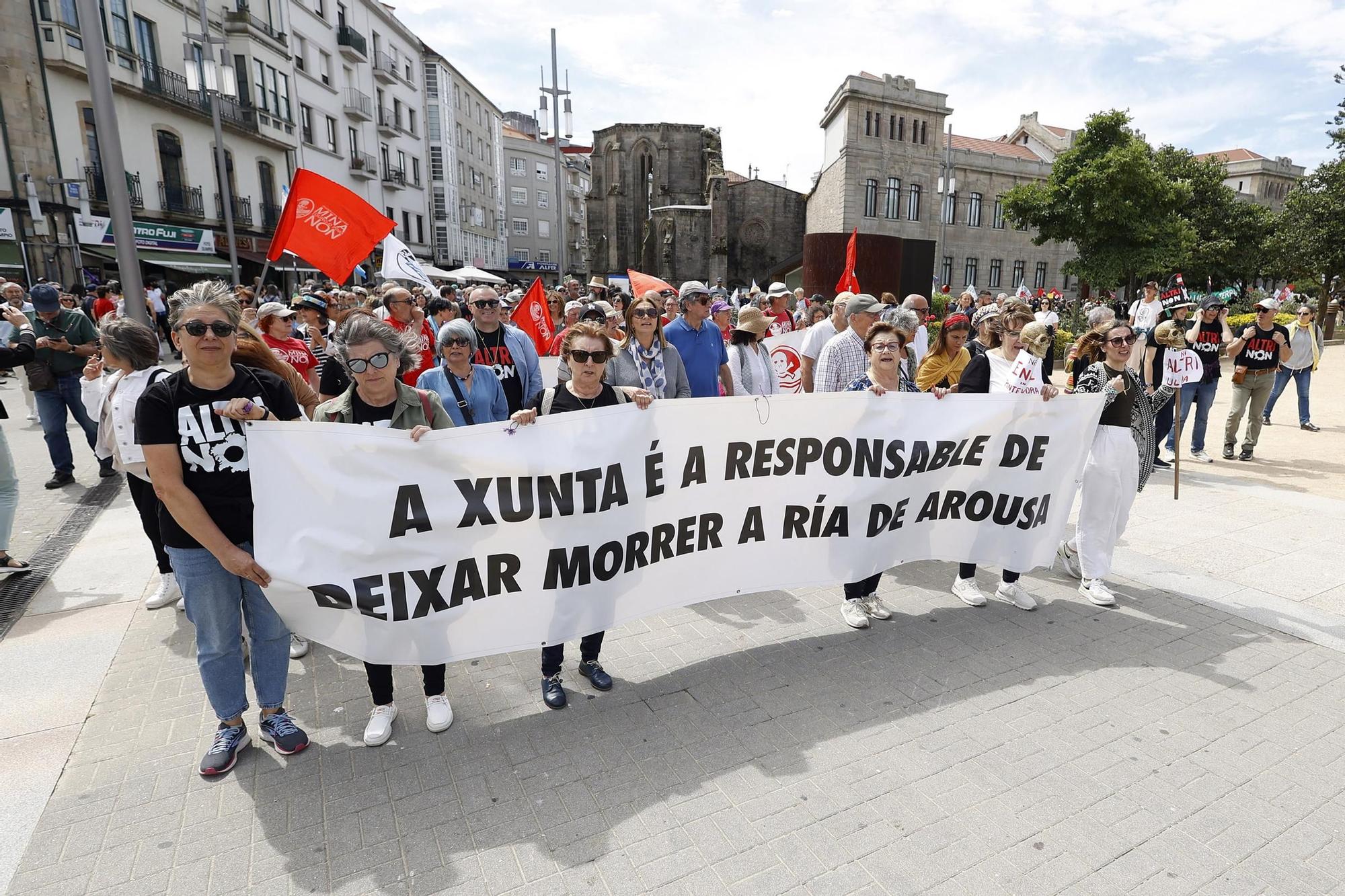 Miles de gallegos marchan de Pontevedra hasta Lourizán en protesta por las celulosas de Ence y Altri