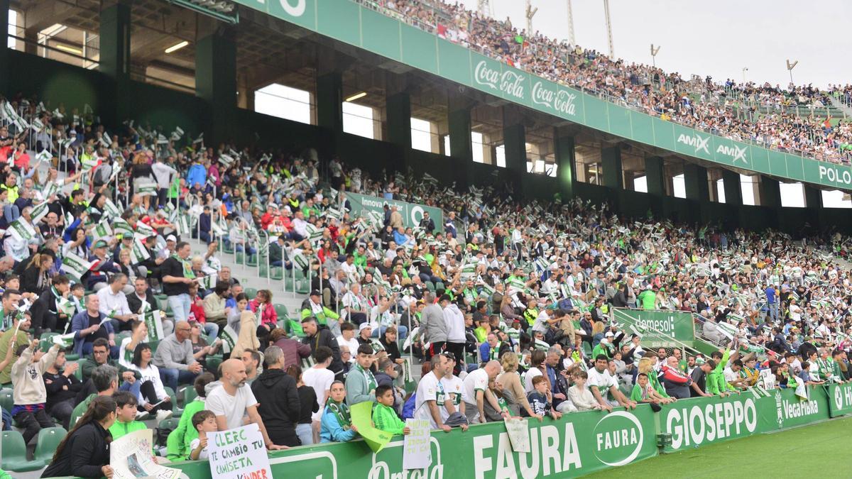 Uno de los fondos del Martínez Valero, repleto de aficionados franjiverdes durante el Elche - Albacete de la pasada temporada.