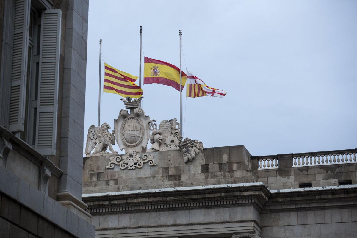 BARCELONA 24-3-15 Sociedad BANDERAS A MEDIA ASTA EN GENERALITAT DE CATALUNYA Y AJUNTAMENT DE BARCELONA TRAS EL ACCIDENTE DEL AVIÓN DE GERMANWINGS FOTO MARC SÀNCHEZ. PUBLICADA EPC 25/03/2015 P 16