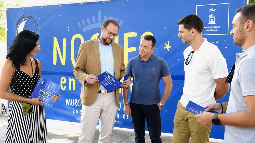 El concejal de Desarrollo Urbano y Ciudad Inteligente, José Guillén, segundo por la izquierda, presenta el programa 'Noches en Familia',