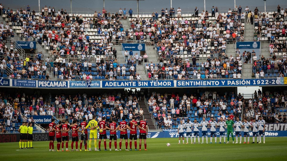 Minuto de silencio en el Heliodoro en el partido Tenerife-Mirandés.