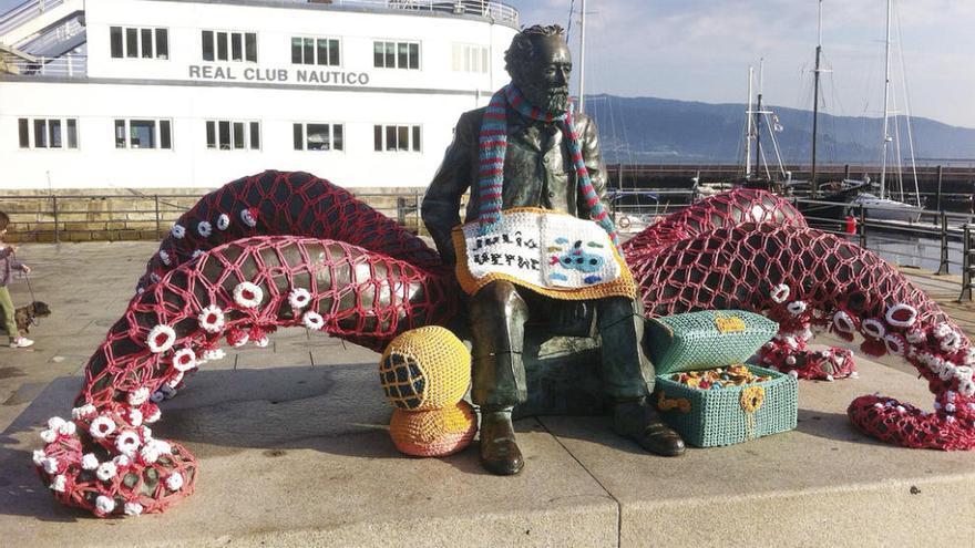 La estatua de Julio Verne del Náutico se viste de &quot;crochet&quot;