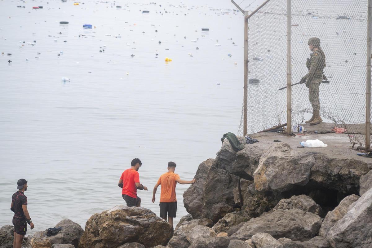 Decenas de personas siguen intentando cruzar la frontera, a 31 de julio de 2026, en Ceuta (España).