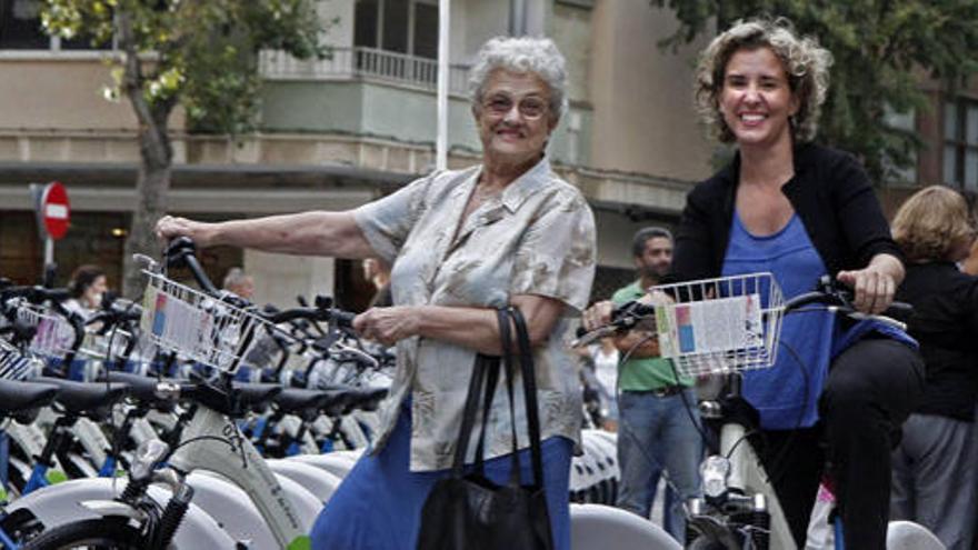 Calvo estrena el prototipo de bicicleta pública. La alcaldesa de Palma probó ayer en la calle Blanquerna una de las 336 bicicletas azules, blancas y verdes –los mismos colores que la EMT– que a principios de 2011 podrán utilizar los palmesanos que se inscriban en el servicio de bicing.