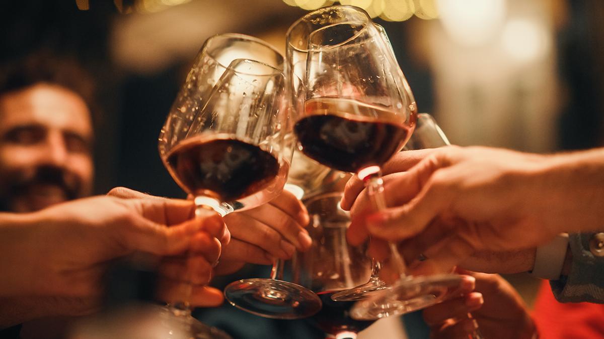 Las mejores bebidas para celebrar con amigos y familia estas fiestas.