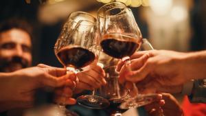 Las mejores bebidas para celebrar con amigos y familia estas fiestas.