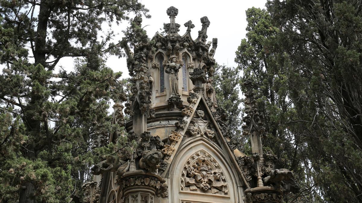 Panteón de la familia de la Riva, en la que se instaló el segundo ascensor que hubo en una construcción en Barcelona.