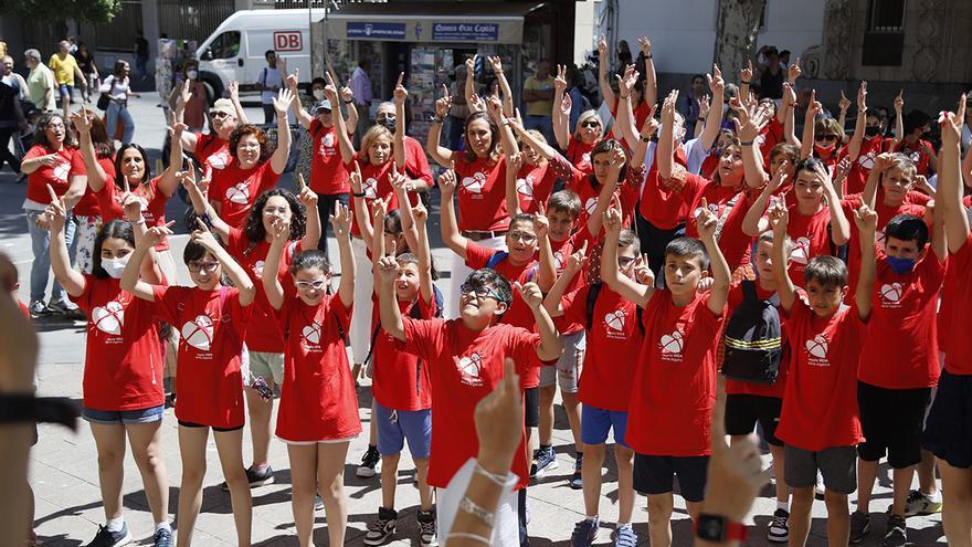 Una marea de camisetas rojas toma el Bulevar en agradecimiento a la donación de órganos