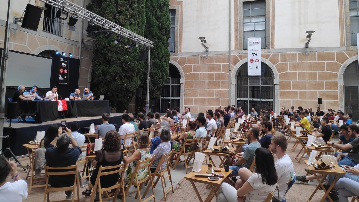 L’equip de La Sotana, amb el director artístic del Festimams, Fel Faixedas, el dissabte al pati de la Casa de Cultura de Girona. Foto pbulicada el 21 de juny del 2021 (horitzontal)