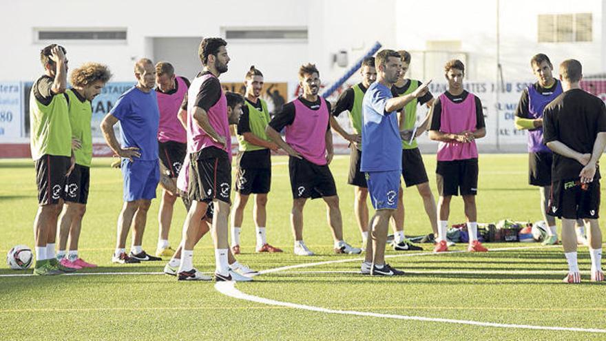 García Sanjuán da instrucciones a sus futbolistas.