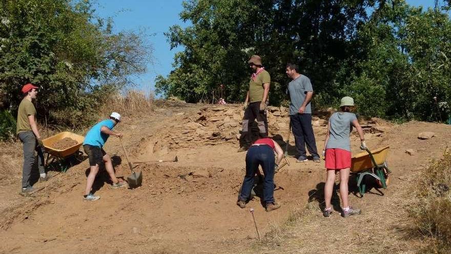 Excavaciones en el Castro de la Encarnación de Mellanes.