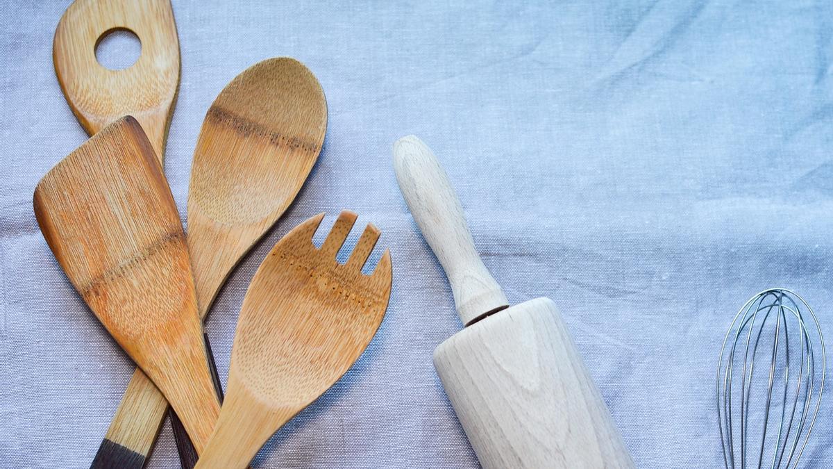 Cómo limpiar en profundidad los utensilios de madera de la cocina.